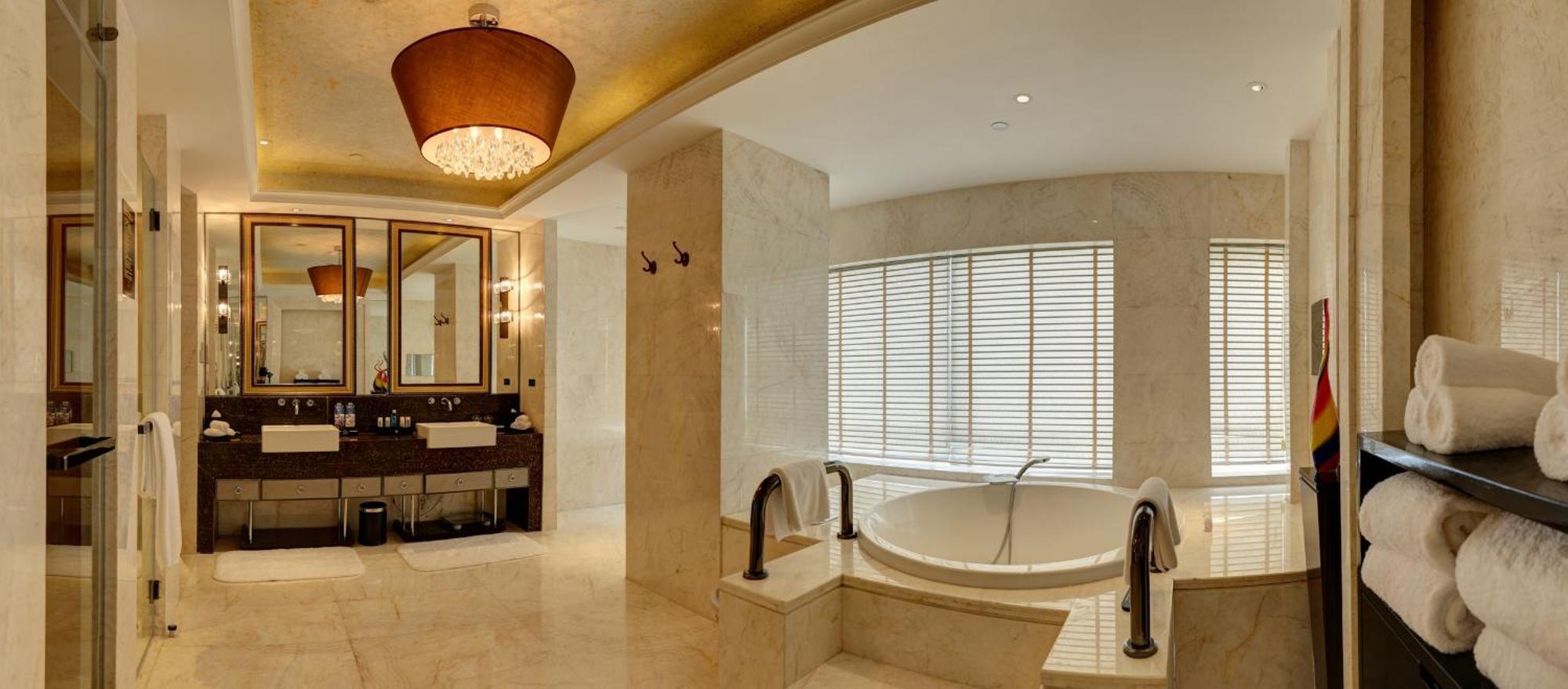 Hotel Ramada Plaza Liuzhou Liudong Esterno foto