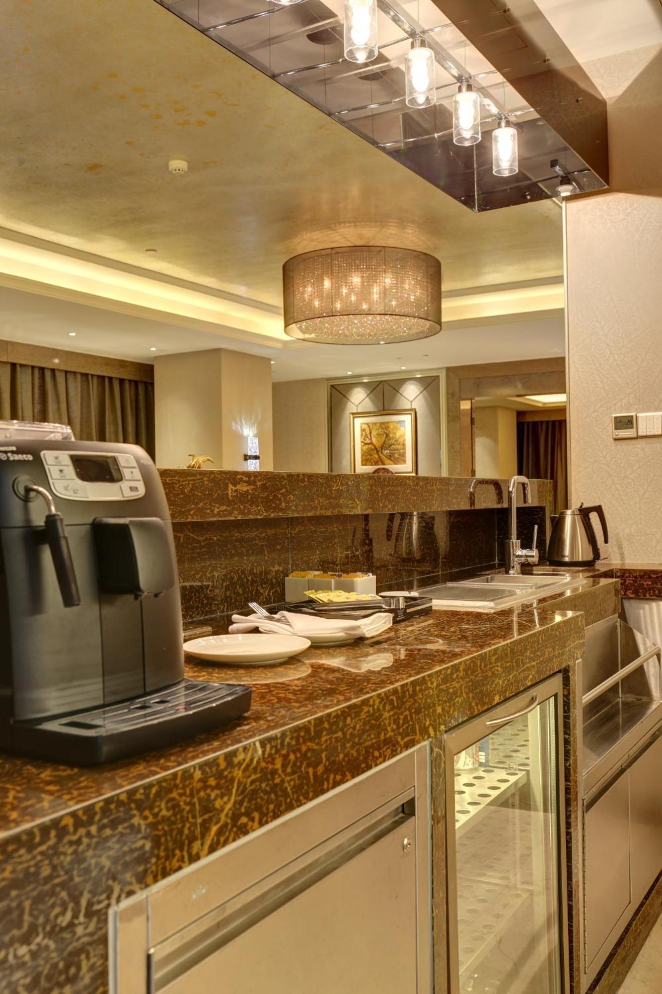 Hotel Ramada Plaza Liuzhou Liudong Esterno foto